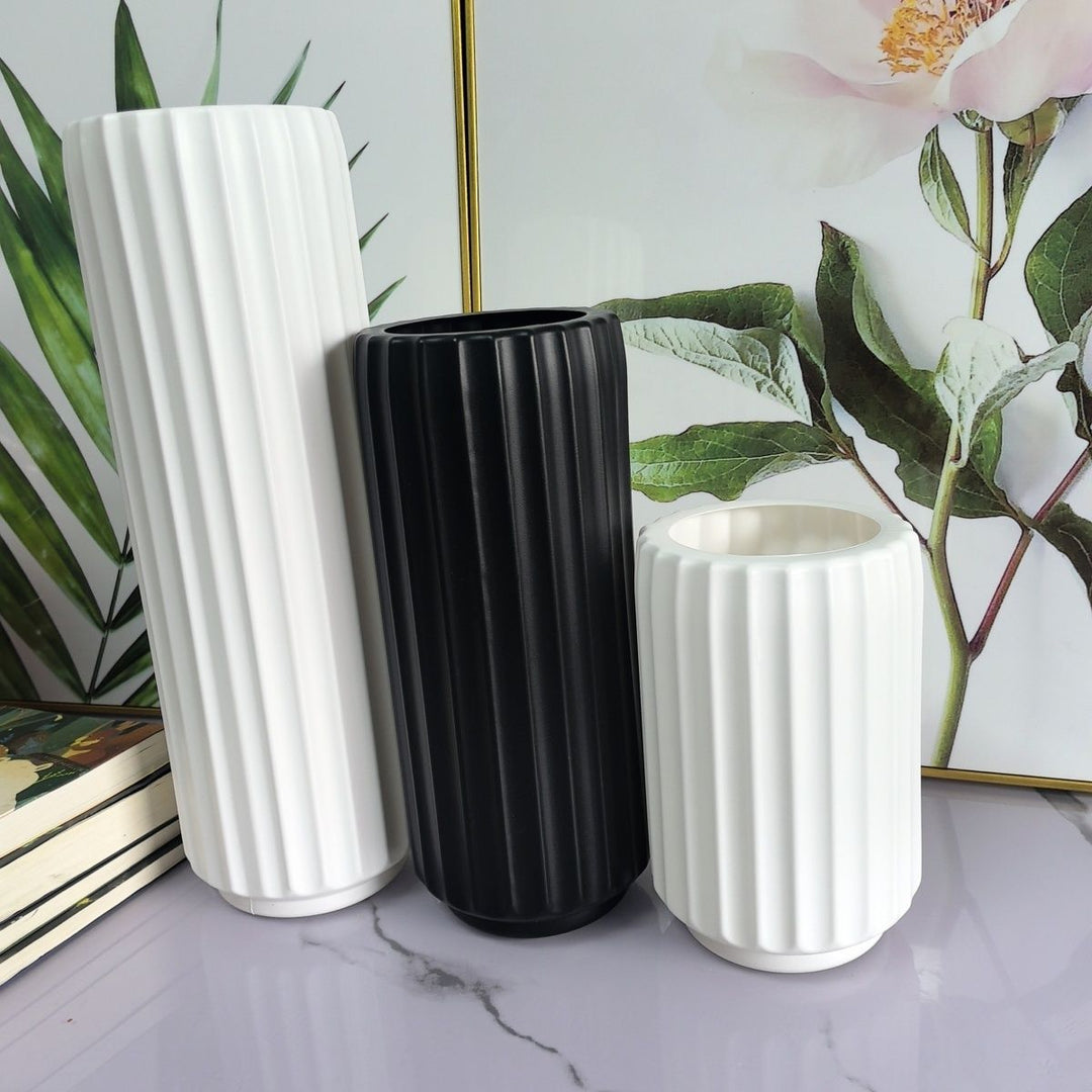 Dekorative vertikale gerippte Vase Karnz