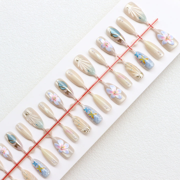 Künstlerisches Florales Nageldesign Karnz