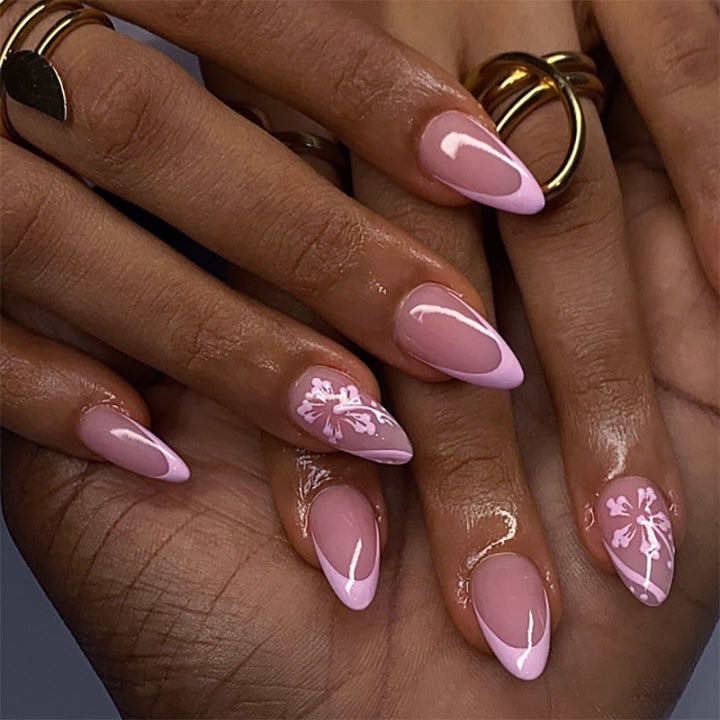 Elegante Kunstnägel mit Blumendesign Karnz