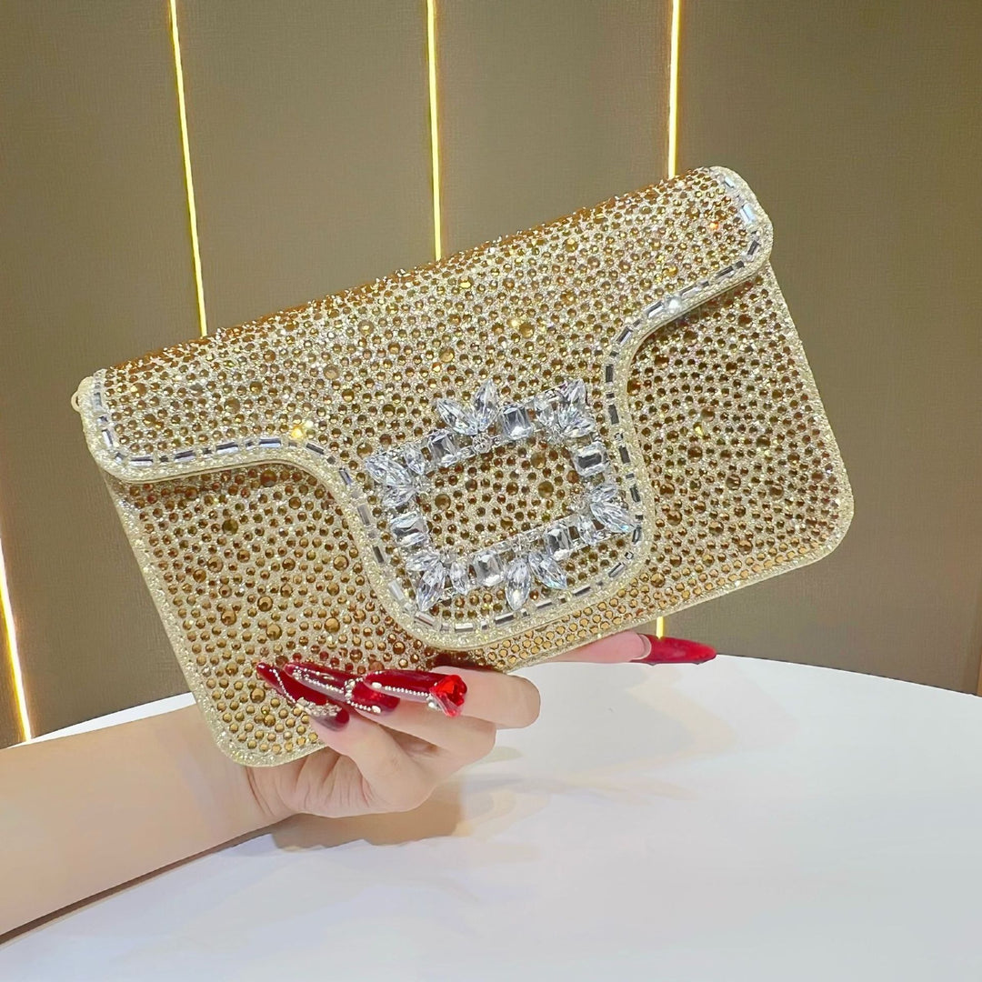 Glänzende, mit Kristallen verzierte Abend-Clutch
