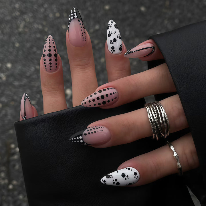Künstlerische Spitzen-Nagelverzierungen Karnz