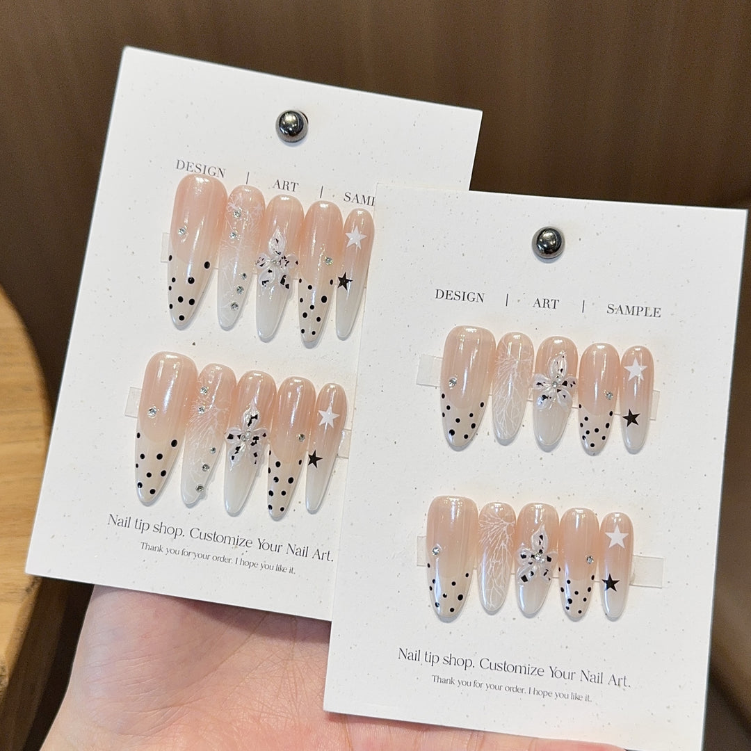 Kunstnägel Set mit Kreativen Designs und Schimmernden Akzenten Karnz