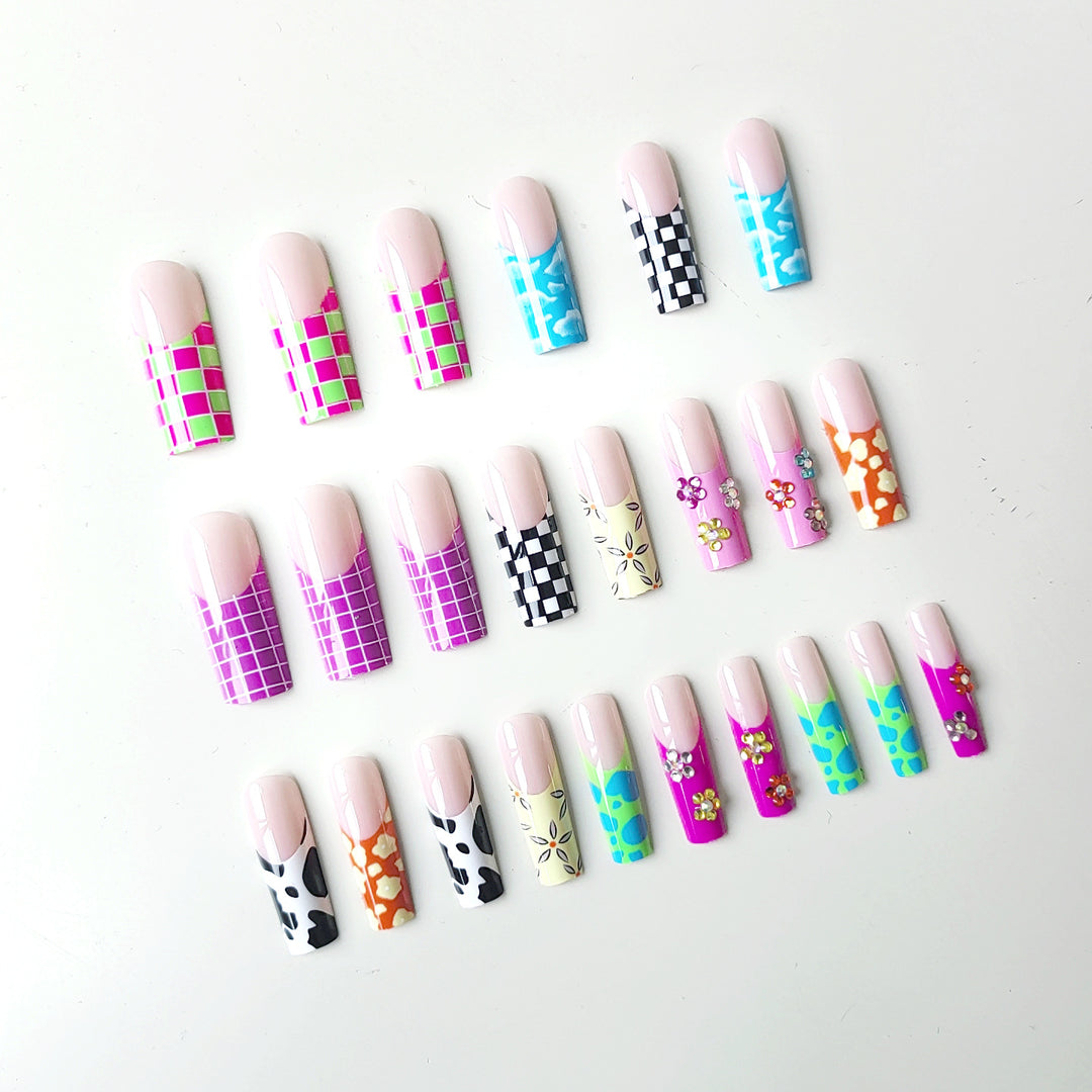 Kunstnagelset mit kreativen Designs und schimmernden Akzenten Karnz