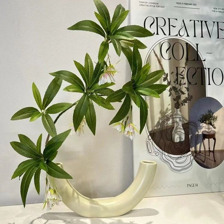Elegante geschwungene keramische Blumenvase für die Wohnkultur