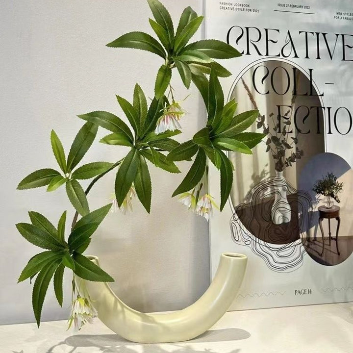 Elegante geschwungene keramische Blumenvase für die Wohnkultur