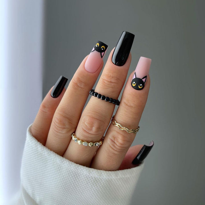 Elegante Stiletto Press-On Nagelkunst mit Strass-Akzenten Karnz