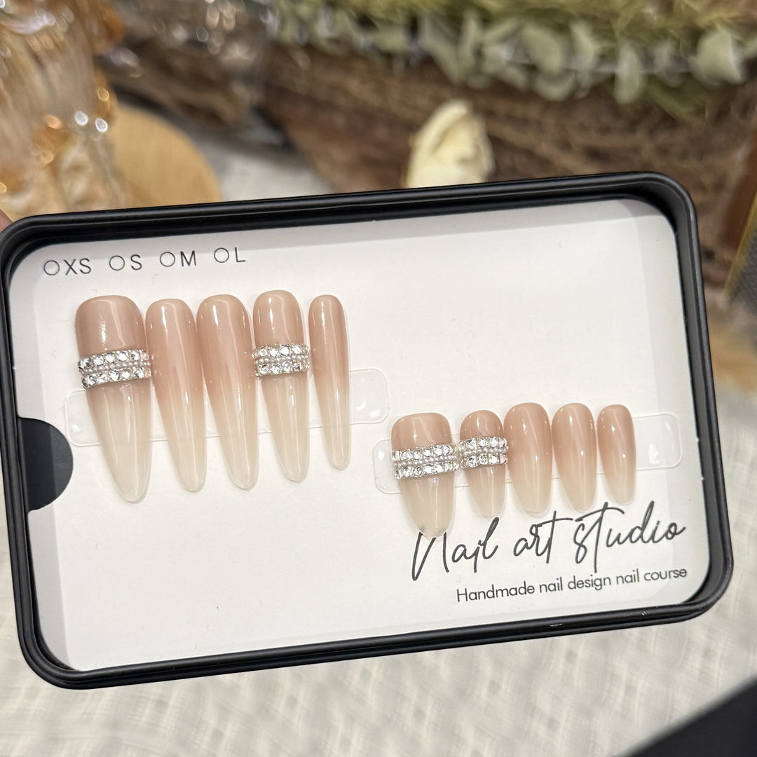 Stiletto Nagelkunst Tipps mit Strassakzenten Karnz