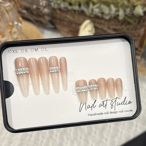 Stiletto Nagelkunst Tipps mit Strassakzenten Karnz