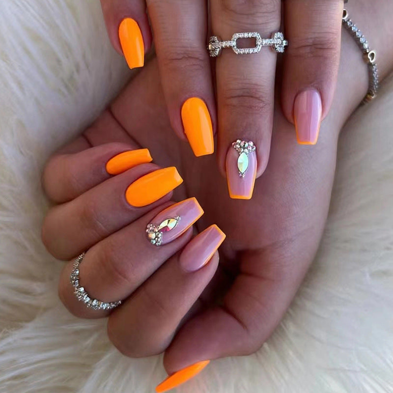 Kunstnagelset mit trendigen Neonfarben und strassverzierten Akzenten Karnz
