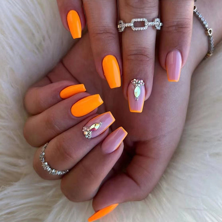 Kunstnagelset mit trendigen Neonfarben und strassverzierten Akzenten Karnz