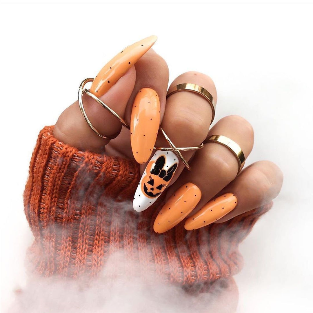 Kunstvolle Nagelverlängerungen mit kreativen Augen-Design Karnz