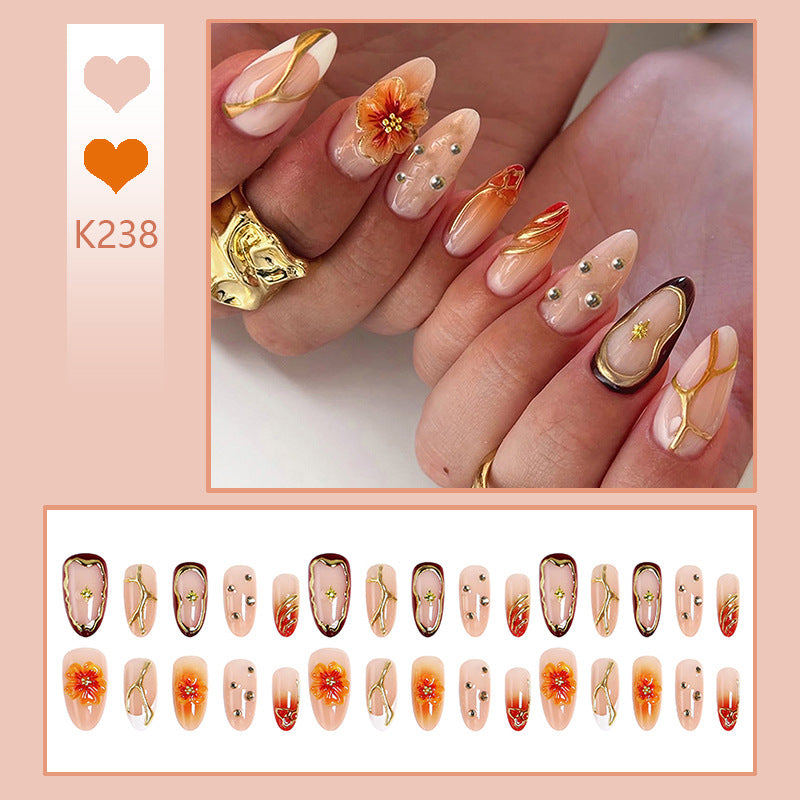 Kunstnagelset mit floralen Akzenten und Glitzerelementen Karnz