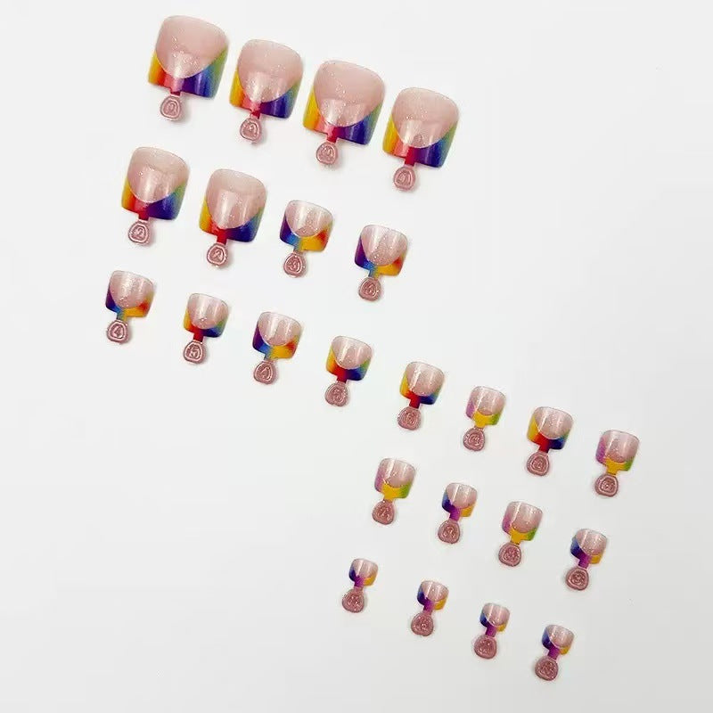 Fußkunstnagelset mit kreativem Farbverlauf und glänzenden Akzenten Karnz