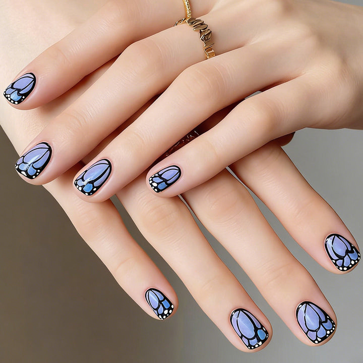 Künstlerisches Floral-Nageldesign Karnz