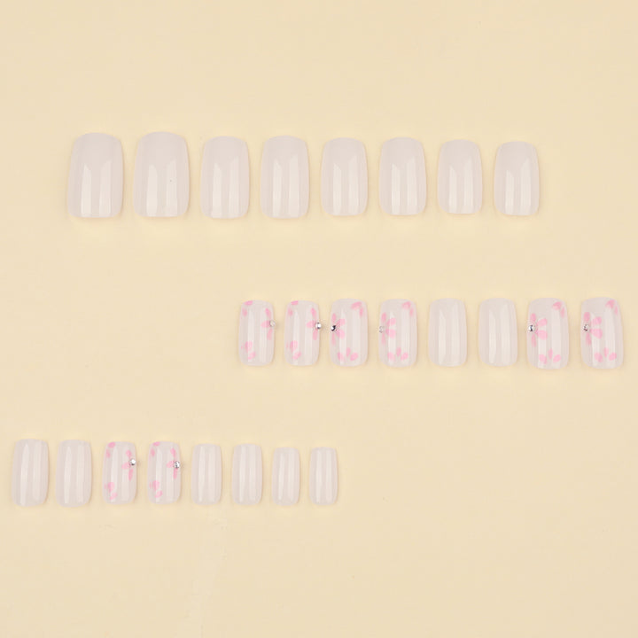 Kunstvolle Nagelkunst mit zarten Blütenmotiven Karnz