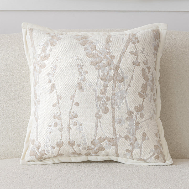 Elegantes Kissen mit floralem Design