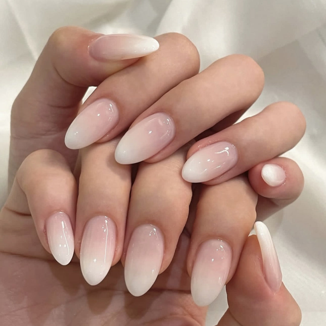 Kunstvolle Stiletto-Nägel mit elegantem Farbverlauf und Hochglanz Karnz