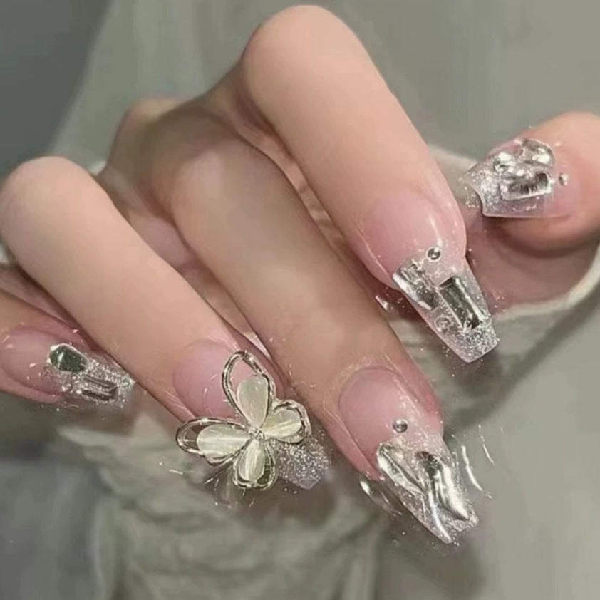 Elegantes Nageldesign mit Perlenverzierung Karnz