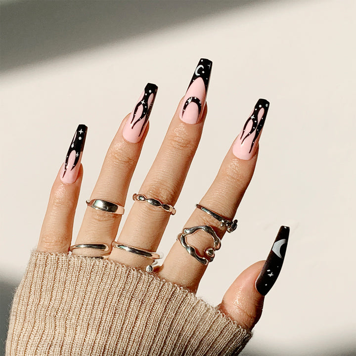 Kunstvolle Nagelverlängerungen mit kreativem Design und glitzernden Akzenten Karnz