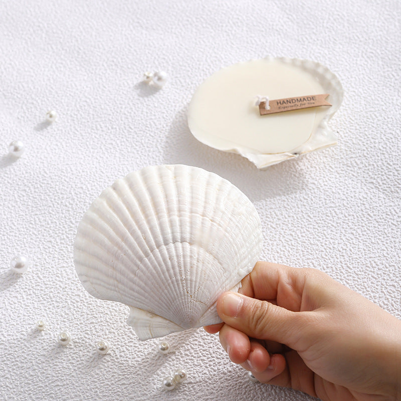 Handgegossene Sojawachsschale in Muschelform in einer Muschelschale aus Perlmutt
