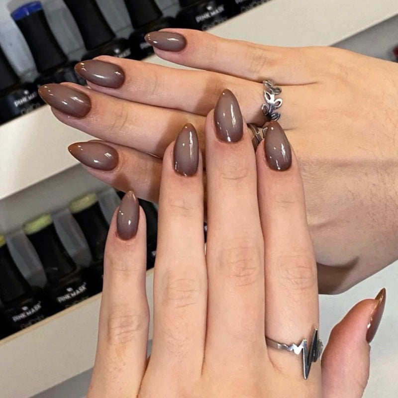 Kunstvolle Nagelverlängerungen im eleganten Bananen-Design Karnz