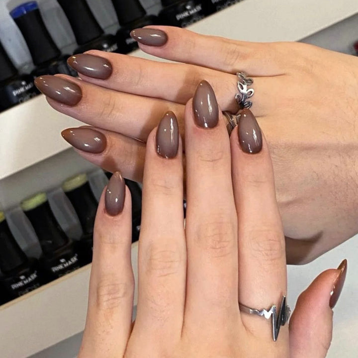 Kunstvolle Nagelverlängerungen im eleganten Bananen-Design Karnz
