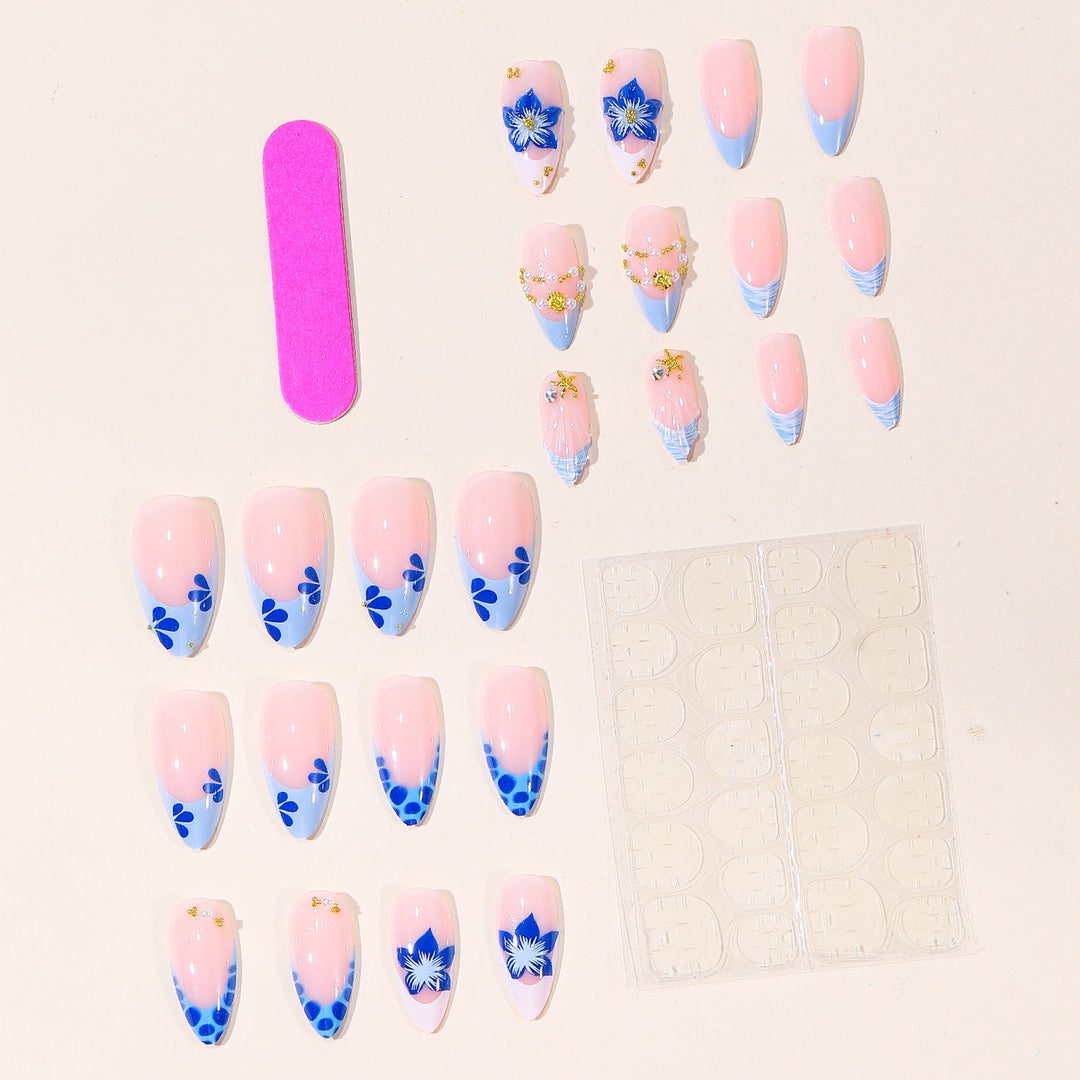 Dekoratives Nagelkunstdesign Karnz