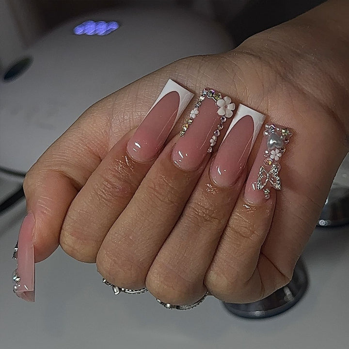 Dekoratives Acryl Press-On Nagelset mit Strass- und Blumenakzenten Karnz