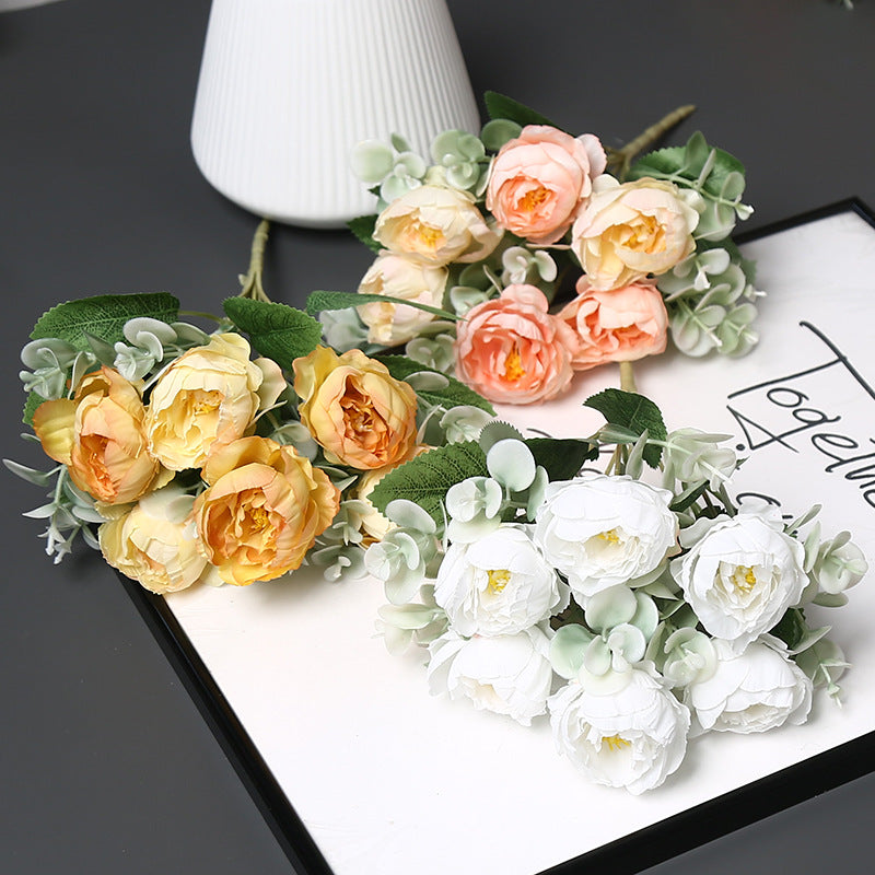 Dekorative Blumenarrangement für Tischdekoration