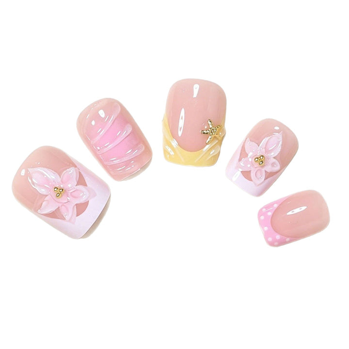 Dekorative Press-On Nagelkunst Tipps mit floralen Akzenten Karnz