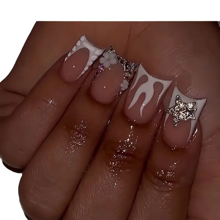Dekorative mit Juwelen verzierte Nagelkunst Karnz