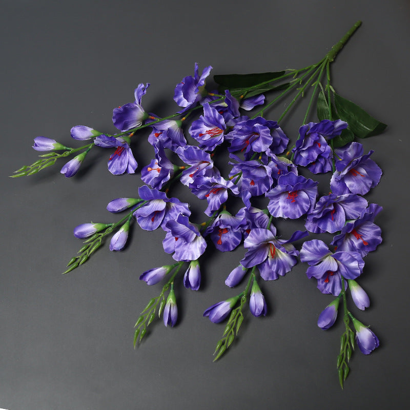 Lebensechte dekorative Blumenstrauß