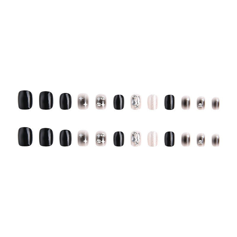 Kunstnagelset mit glamourösen Glitzer- und Kristallverzierungen Karnz