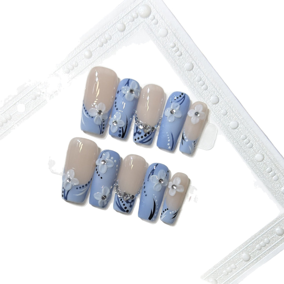 Dekoratives Press-On Nagelkunst-Set mit floralen und edelsteinartigen Details Karnz