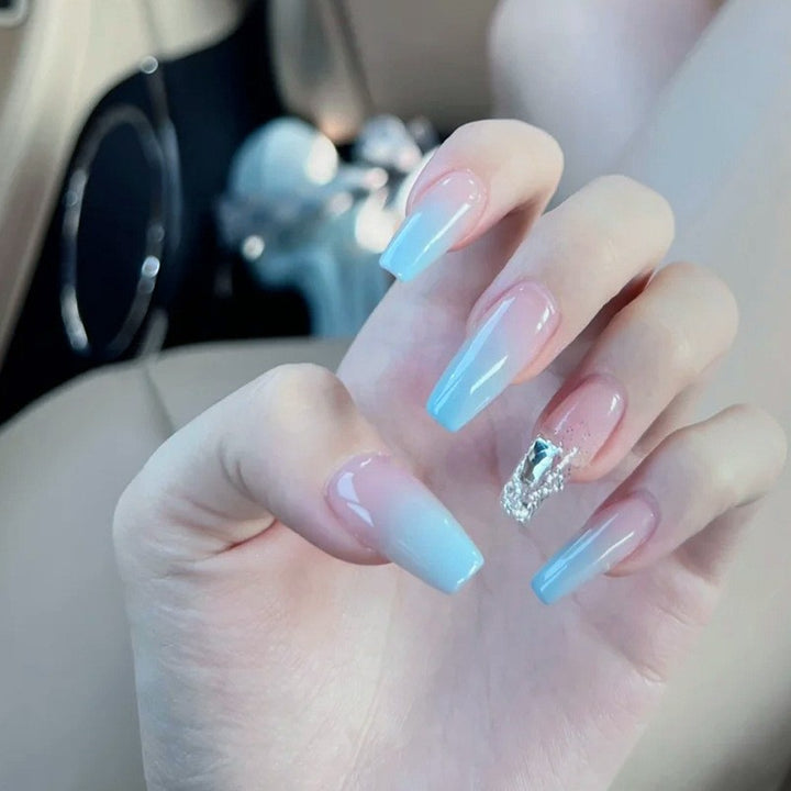 Kunstnagelset mit eleganten Ombre- und Glitzerakzenten Karnz