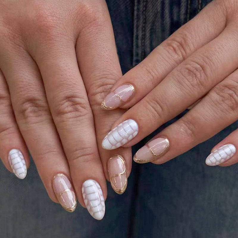 Elegantes Press-On Nagelkunstset mit goldenen Akzenten