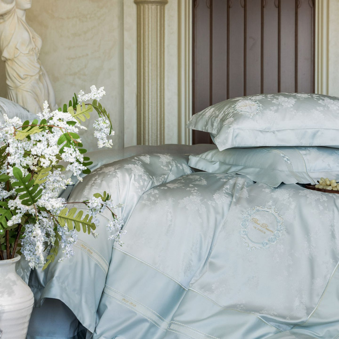 Luxuriöses Satin-Bettwäscheset mit gestickten Medaillons und edler Steppung