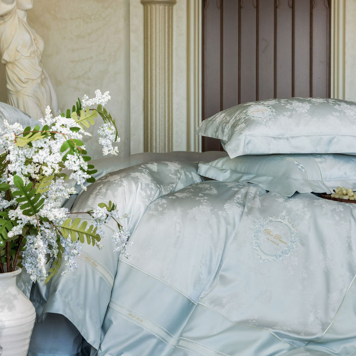 Luxuriöses Satin-Bettwäscheset mit gestickten Medaillons und edler Steppung