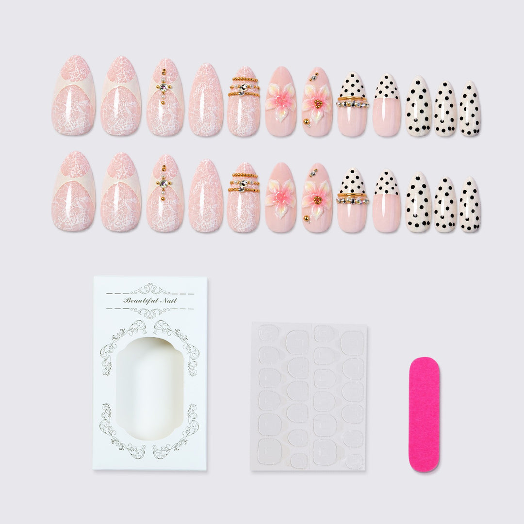 Kunstnagelset mit floralen und glitzernden Akzenten Karnz