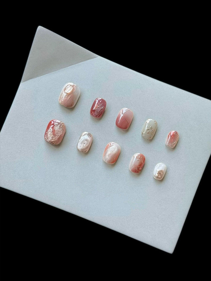 Künstlerisches Press-On Nagelset mit Marmor- und Metallic-Akzenten