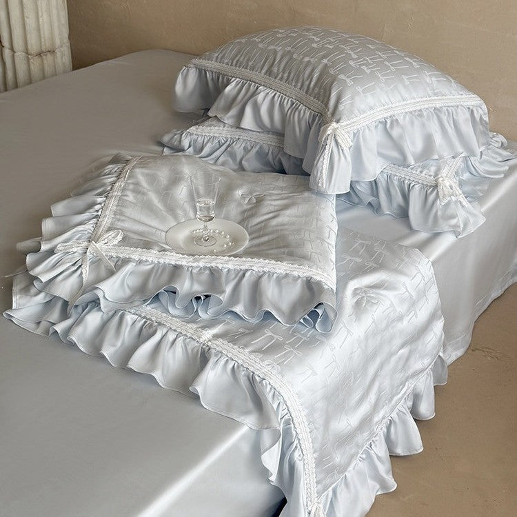 Satin-Bettwäschegarnitur mit Jacquard-Schleifenrelief, gerafftem Volant und Spitzenborte