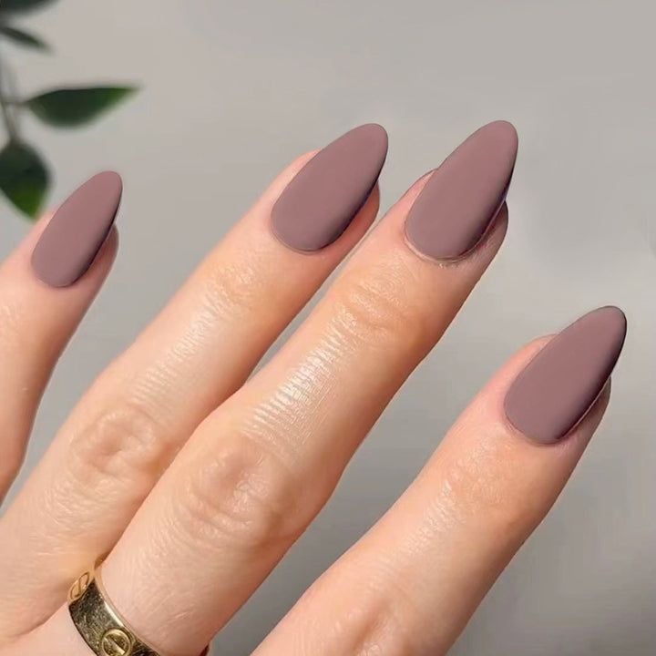 Kunstvolle Stiletto-Nägel im matten Design Karnz