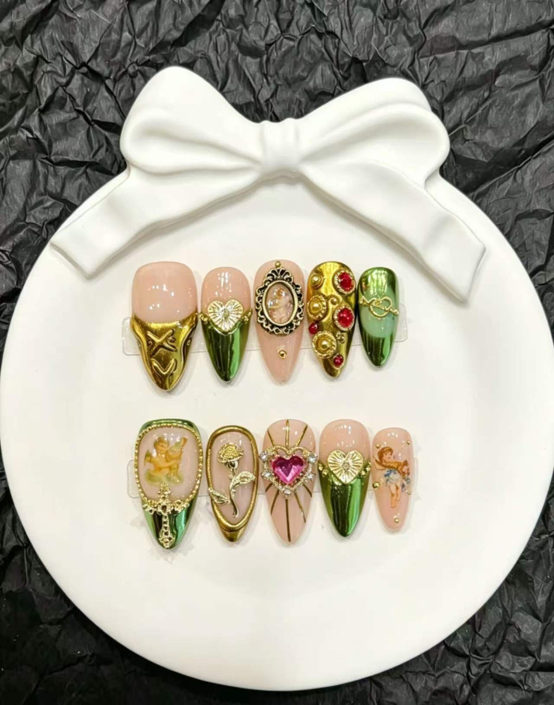 Dekoratives Press-On Nagelkunst-Set mit floralen und verspielten Designs