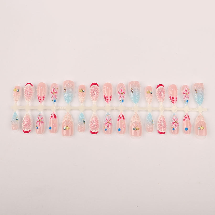 Kunstnagelset mit maritimen Motiven und luxuriösen Glitzerakzenten Karnz
