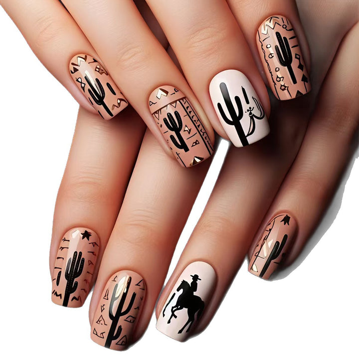 Kunstnageldesign mit Geometrischem Wüstenmotiv Karnz