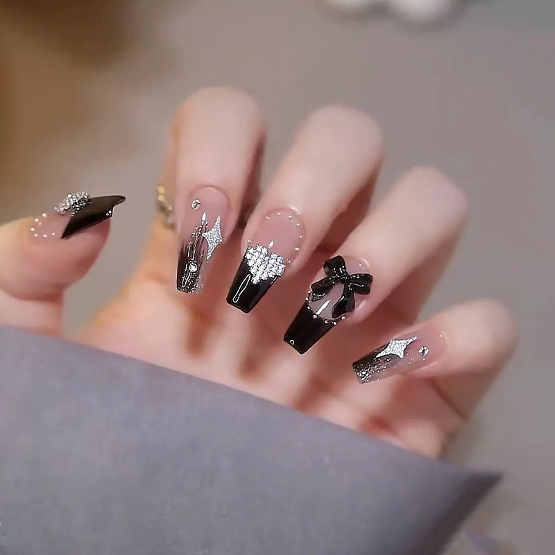Kunstnagelset mit glamourösen 3D-Verzierungen und edlen Akzenten Karnz