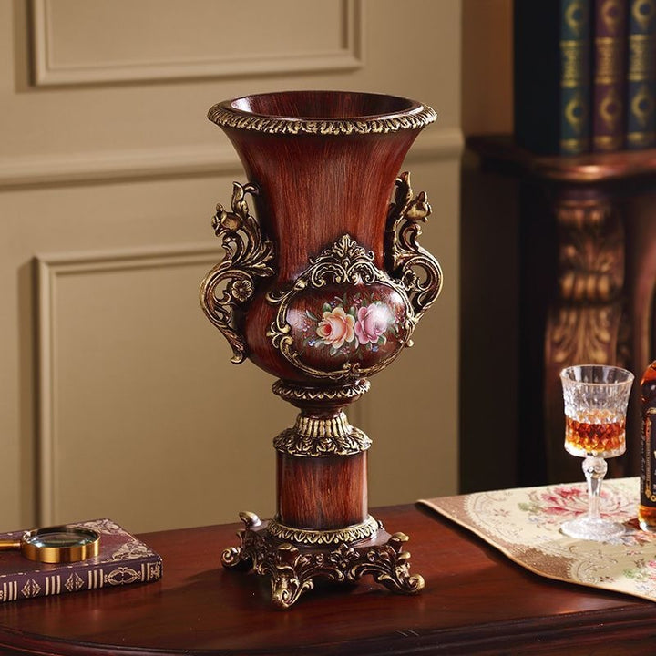 Verschnörkelte Blumenarrangement Vase