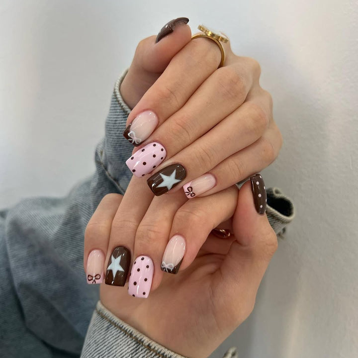 Kunstnagelset mit verspielten Motiven und hochwertigen Verzierungen Karnz