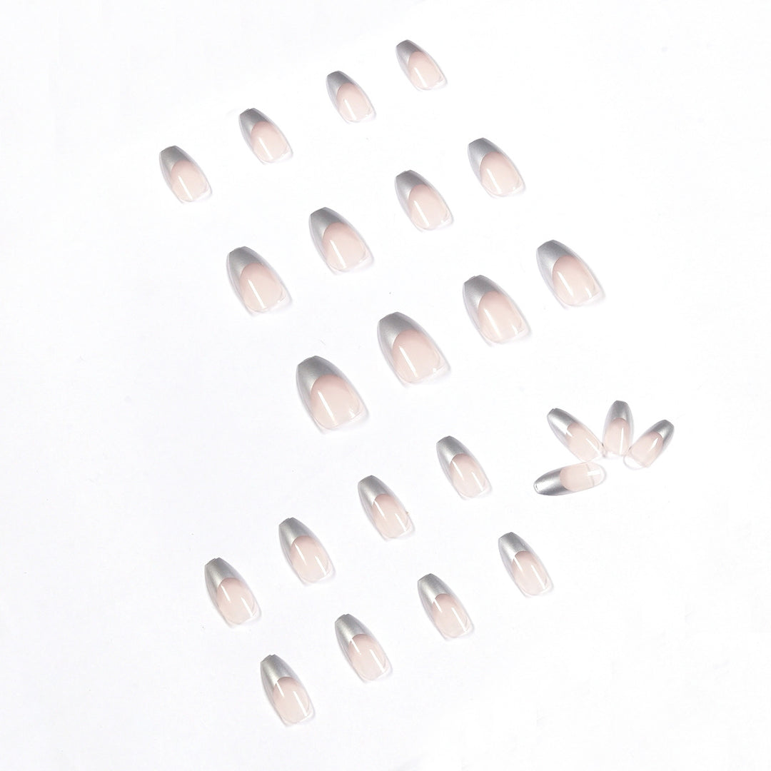 Künstliche Stiletto-Nägel mit Glitzerakzenten und elegantem French-Tip Karnz
