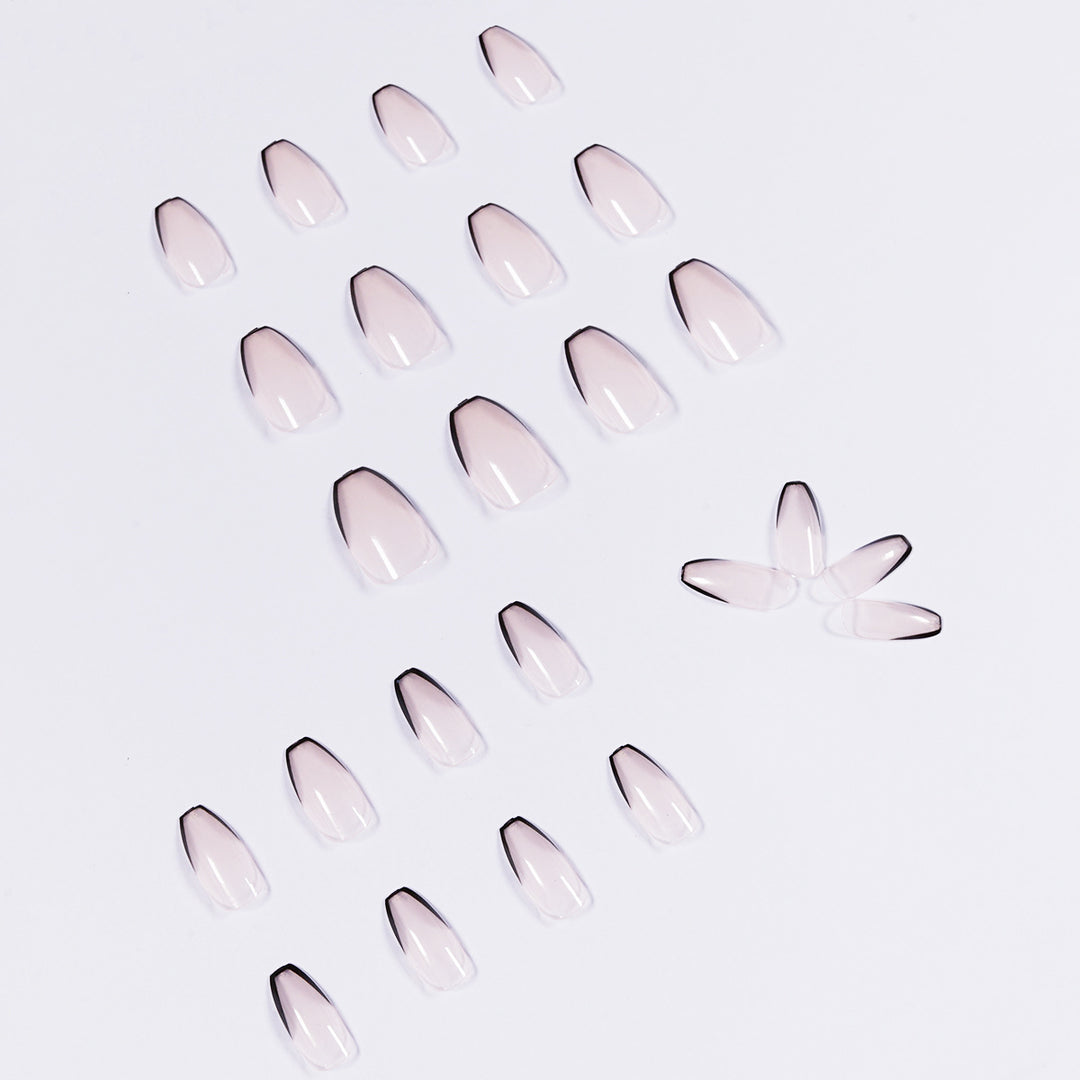 Kunstvolle Stiletto-Nägel mit eleganter Schwarzspitzenverzierung Karnz
